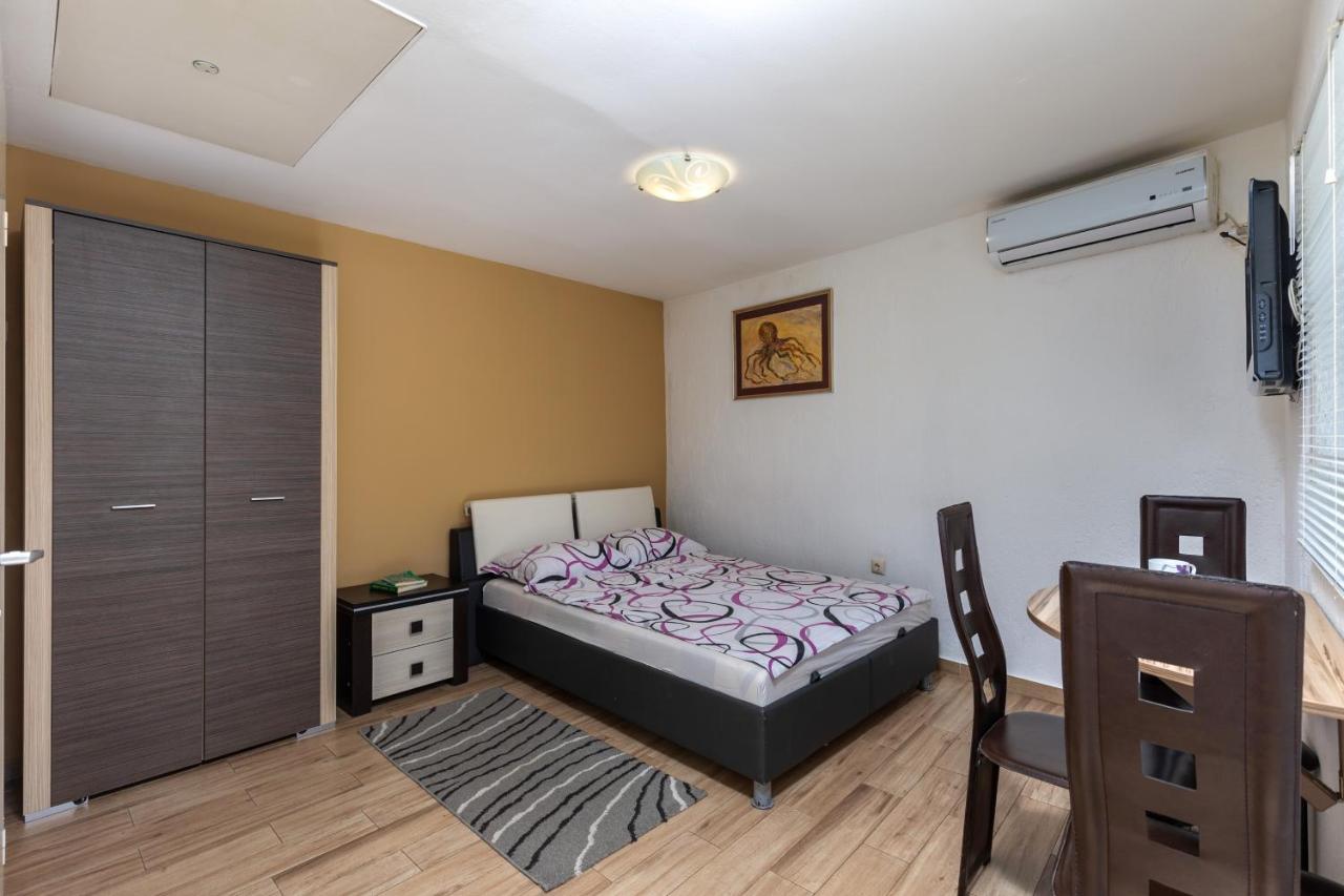 Charming Studio With Hot Tube, Terrace, Barbecue And Garden 克拉列维察 外观 照片