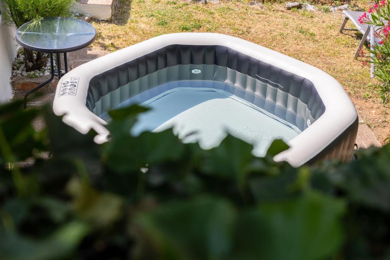 Charming Studio With Hot Tube, Terrace, Barbecue And Garden 克拉列维察 外观 照片