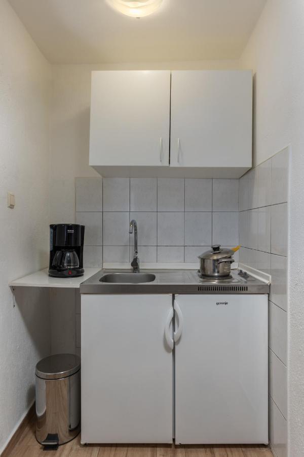 Charming Studio With Hot Tube, Terrace, Barbecue And Garden 克拉列维察 外观 照片
