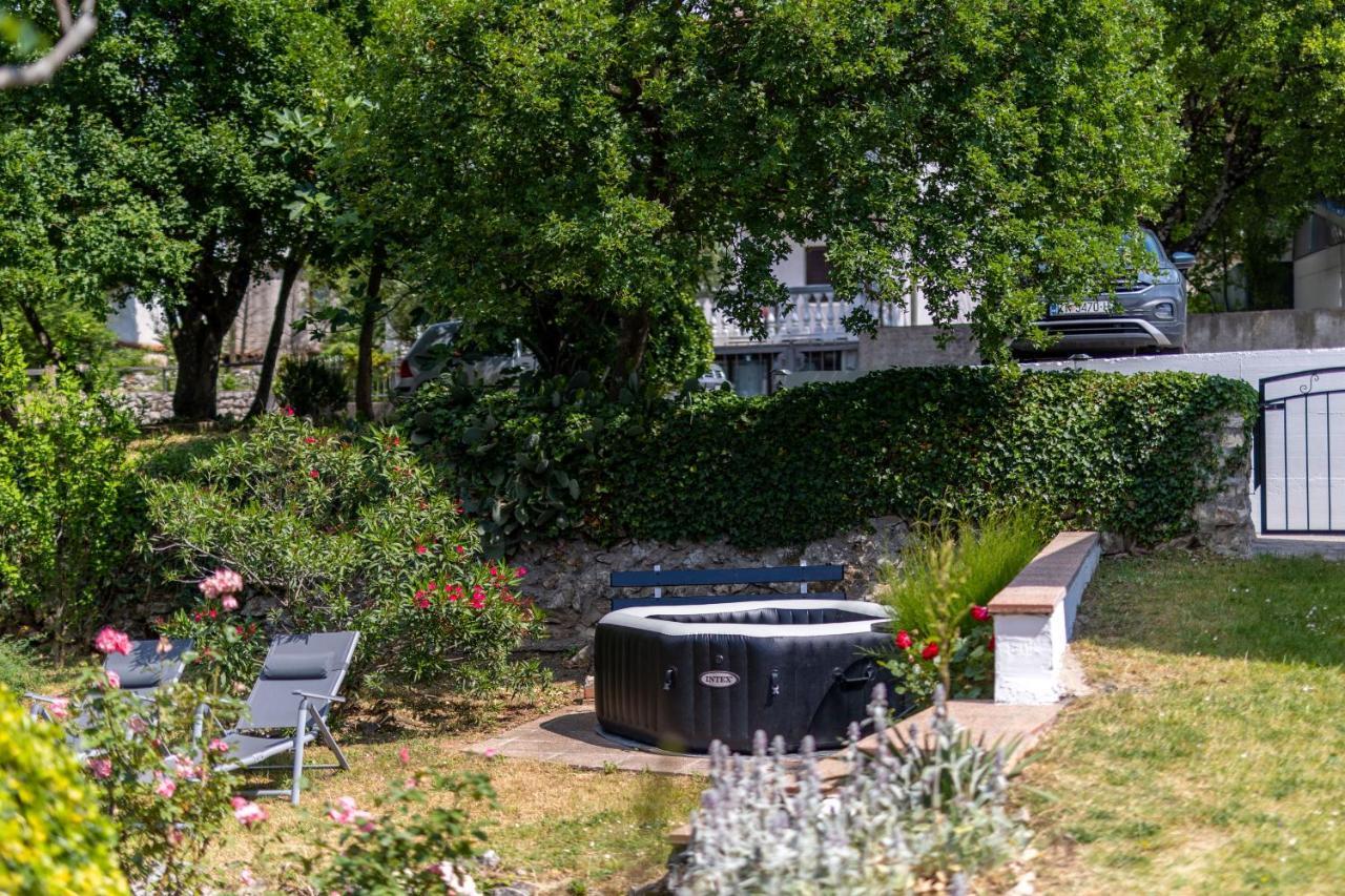 Charming Studio With Hot Tube, Terrace, Barbecue And Garden 克拉列维察 外观 照片