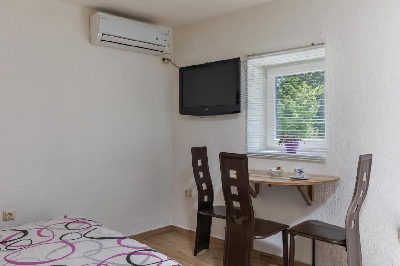 Charming Studio With Hot Tube, Terrace, Barbecue And Garden 克拉列维察 外观 照片