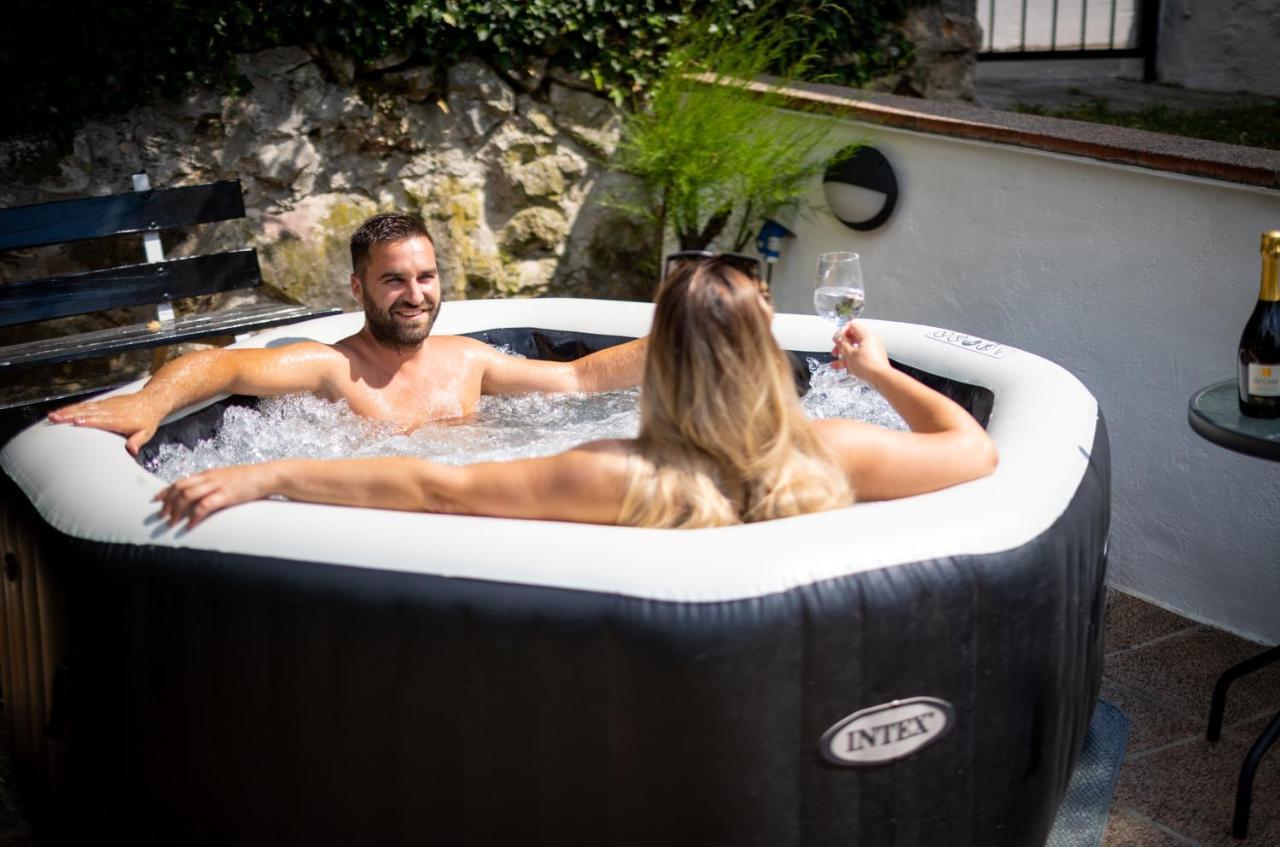 Charming Studio With Hot Tube, Terrace, Barbecue And Garden 克拉列维察 外观 照片