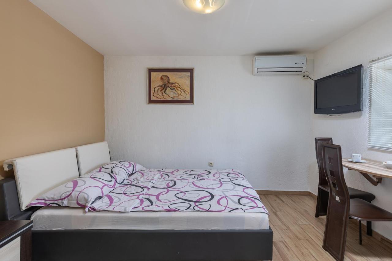 Charming Studio With Hot Tube, Terrace, Barbecue And Garden 克拉列维察 外观 照片
